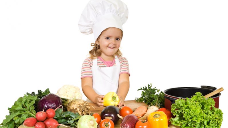 Crianças na cozinha: como tornar essa atividade mais prazerosa para todos