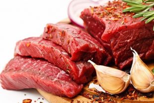 É correto excluir a carne vermelha da alimentação? Confira o que os especialistas dizem!