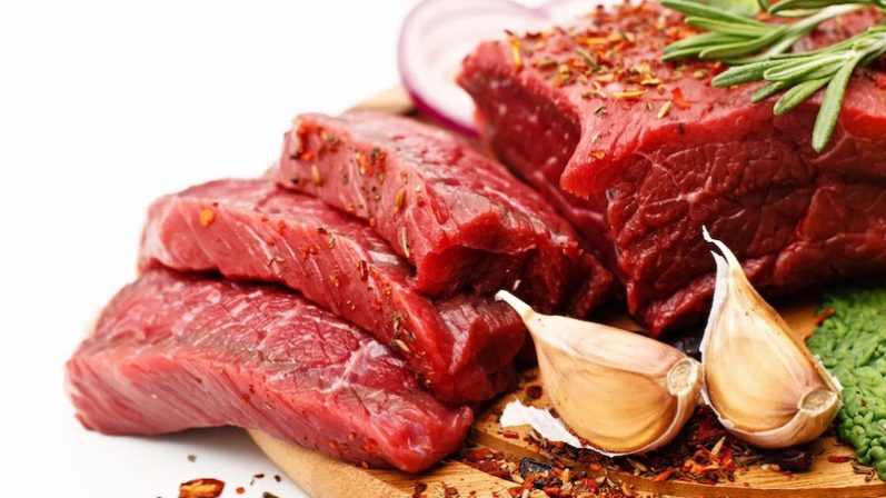 É correto excluir a carne vermelha da alimentação? Confira o que os especialistas dizem!