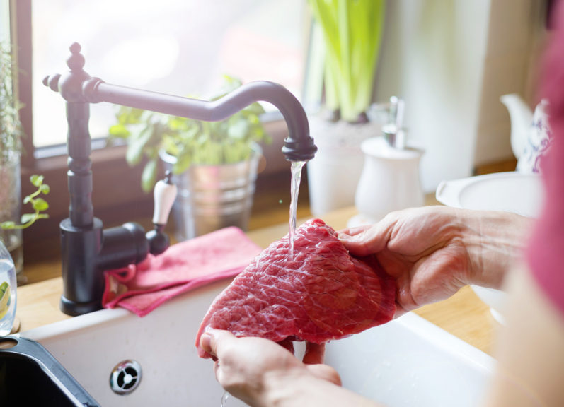 Por que não devemos lavar a carne vermelha antes de cozinhar?